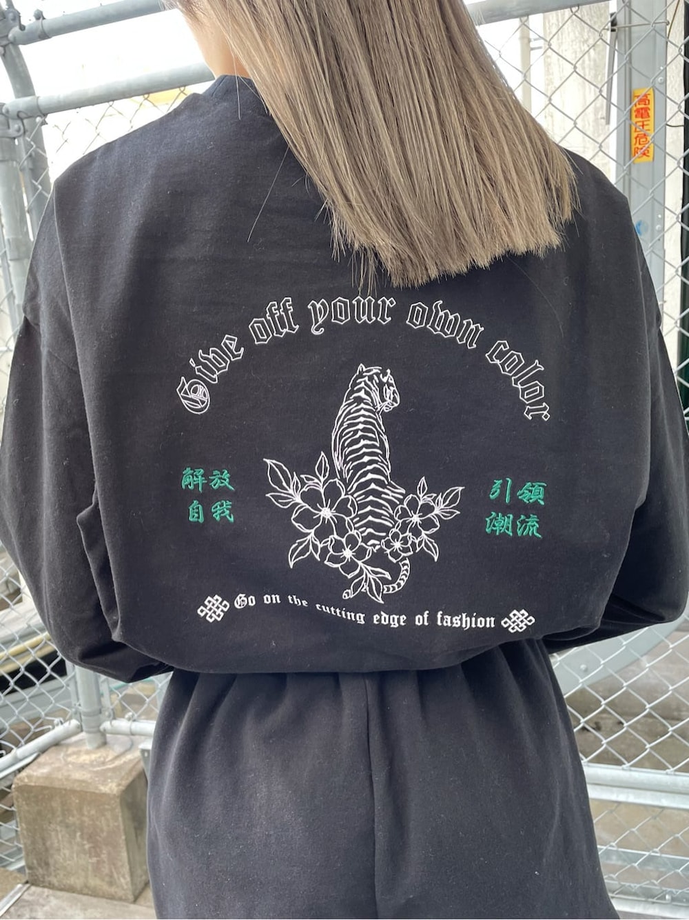 ブラック系のスウェットパンツ、ブラック系のブーツ、ブルー系のボディバッグ/ウエストポーチを着用したレディースの冬コーディネートの3枚目の写真