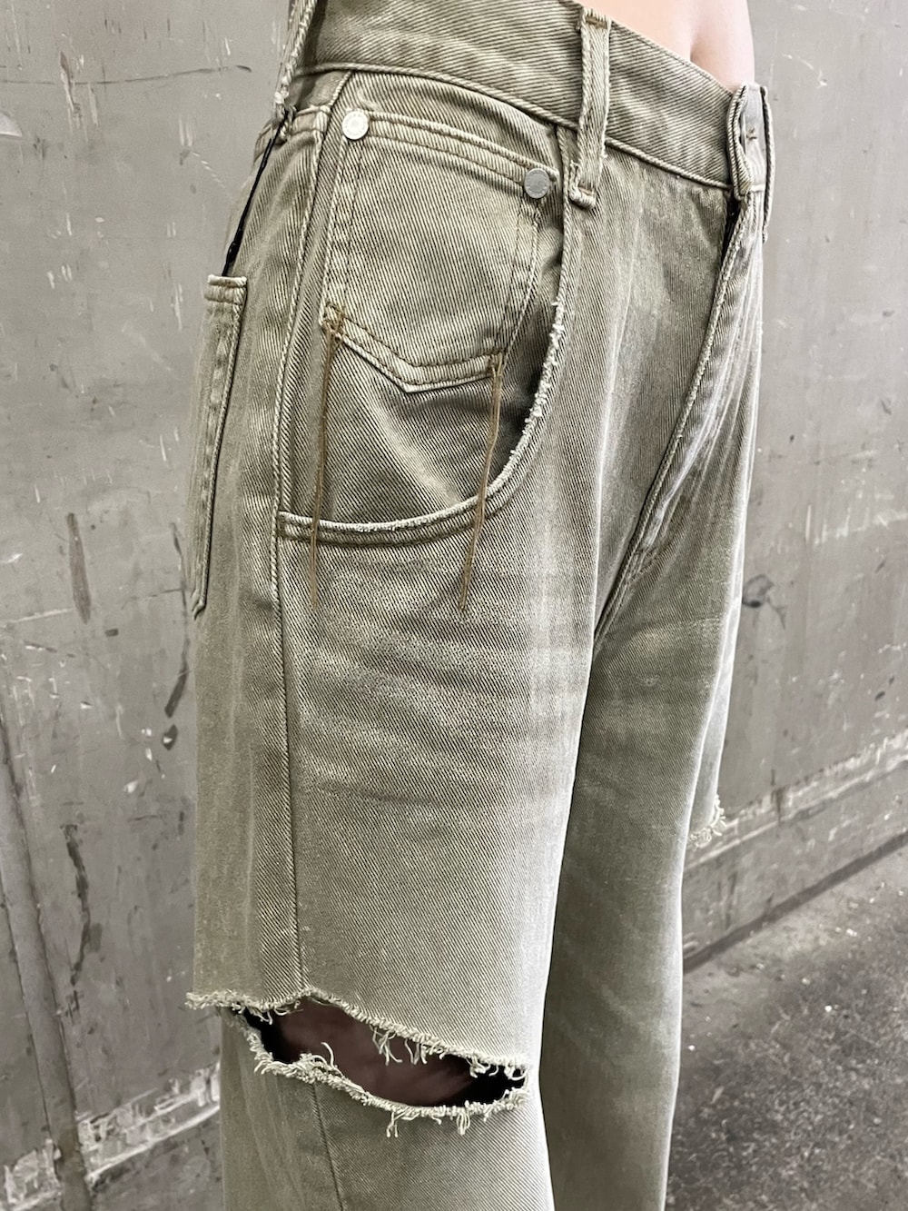 ブラック系のブーツ、ベージュ系のデニムパンツ、その他のサングラスを着用したレディースの夏コーディネートの6枚目の写真