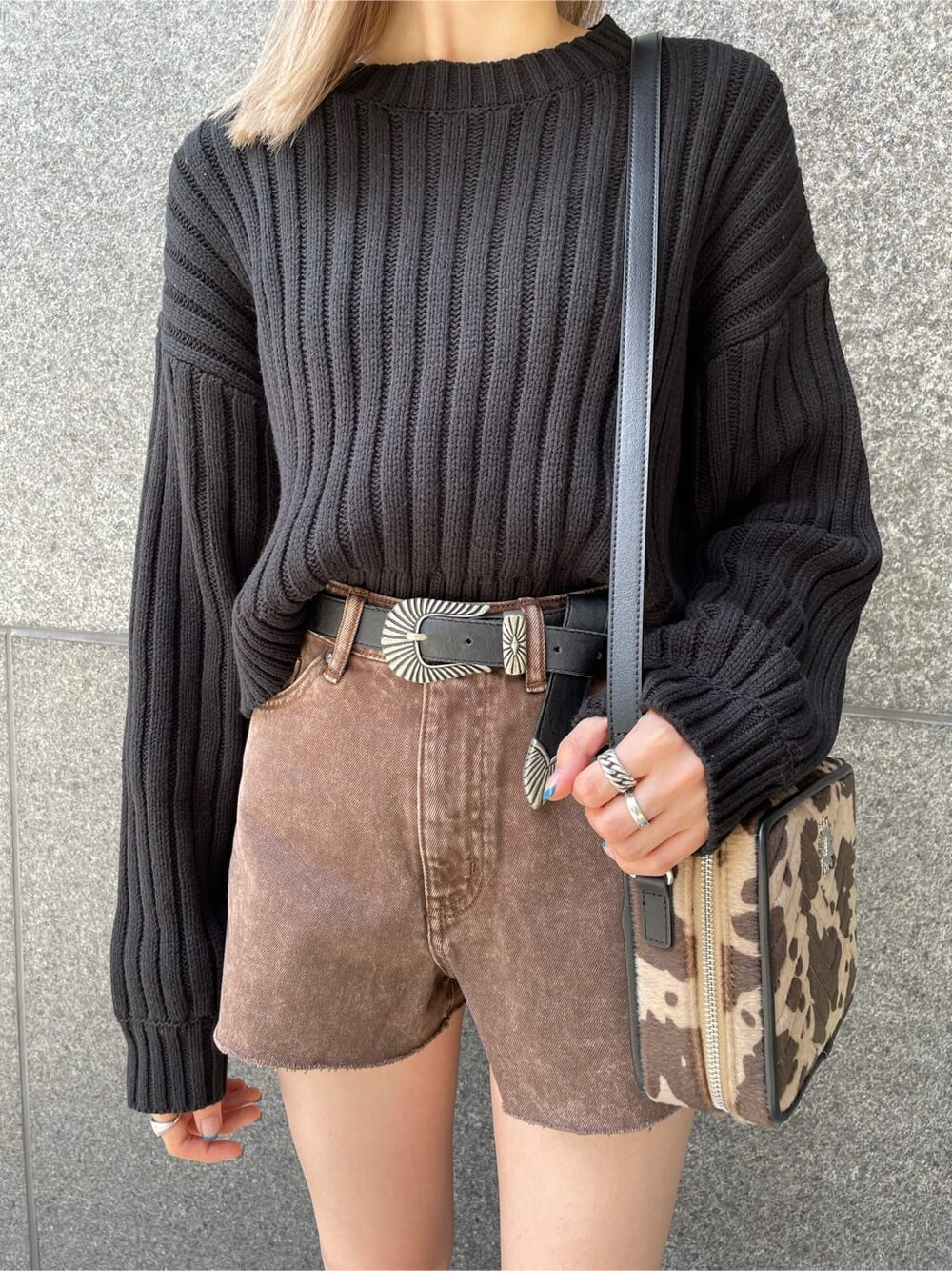 その他のハンドバッグ、ブラウン系のデニムパンツ、ブラック系のニット/セーターを着用したレディースの秋コーディネートの3枚目の写真