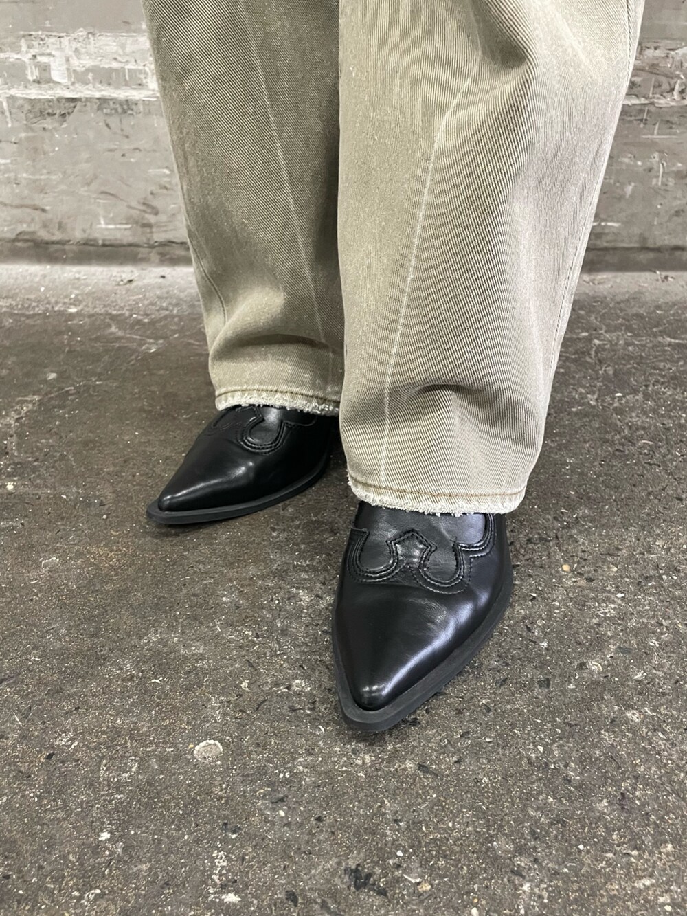 ブラック系のブーツ、ベージュ系のデニムパンツ、その他のサングラスを着用したレディースの夏コーディネートの8枚目の写真