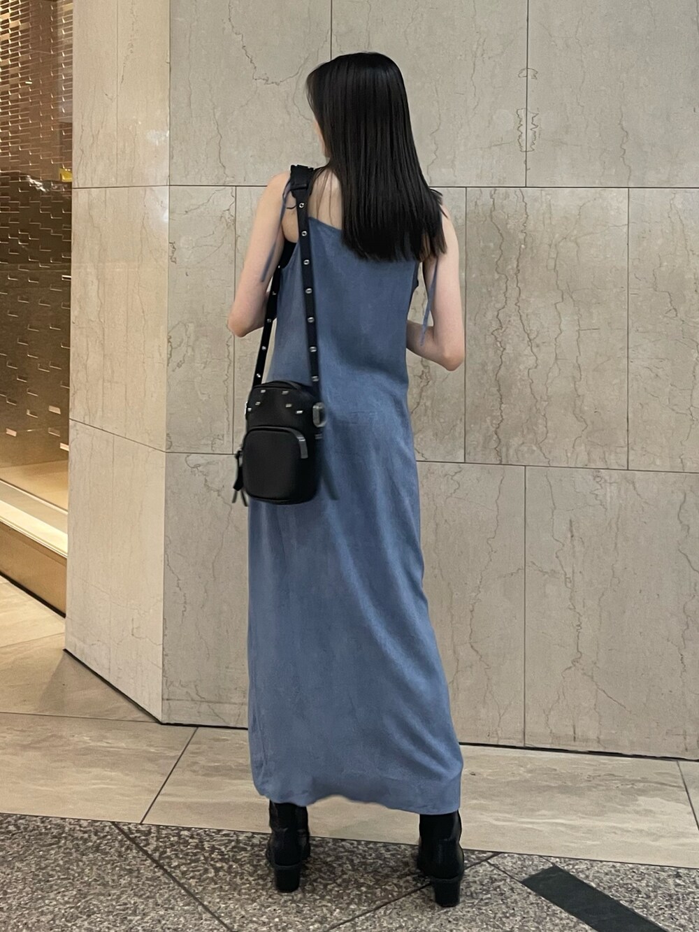 ブルー系のワンピース、ブラック系のショルダーバッグ、ブラック系のブーツを着用したレディースの夏コーディネートの4枚目の写真