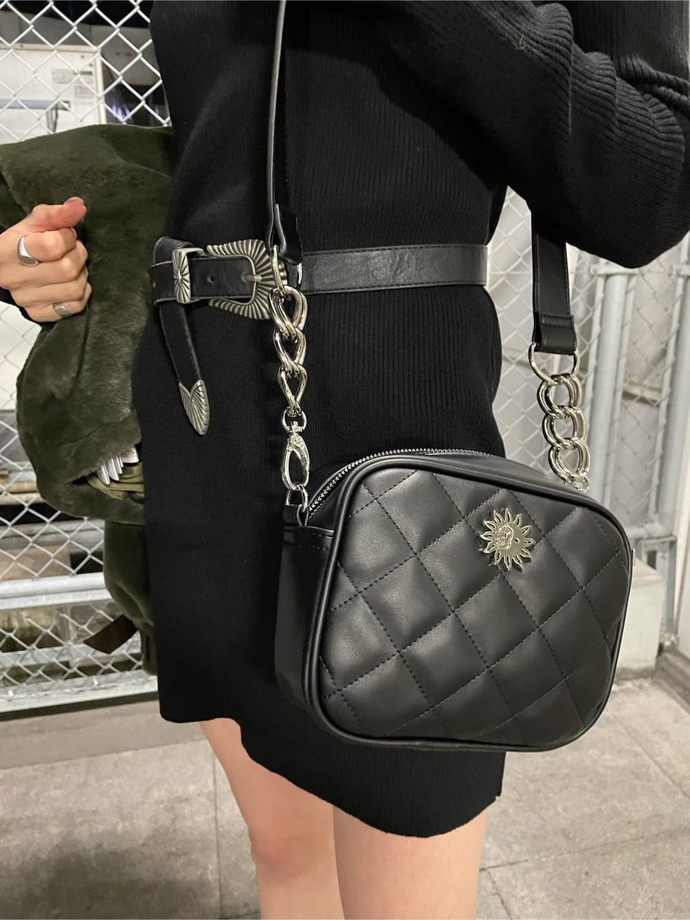 ブラック系のワンピース、ベージュ系のブルゾン、ブラック系のブーツを着用したレディースの秋コーディネートの5枚目の写真