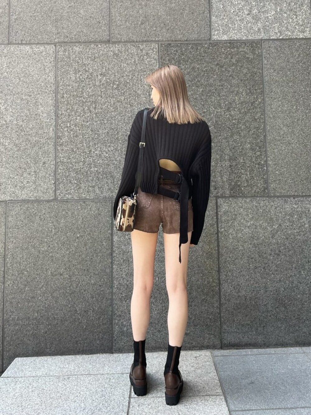 その他のハンドバッグ、ブラウン系のデニムパンツ、ブラック系のニット/セーターを着用したレディースの秋コーディネートの2枚目の写真