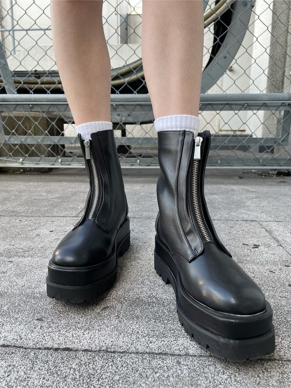 ブラック系のスウェットパンツ、ブラック系のブーツ、ブルー系のボディバッグ/ウエストポーチを着用したレディースの冬コーディネートの6枚目の写真