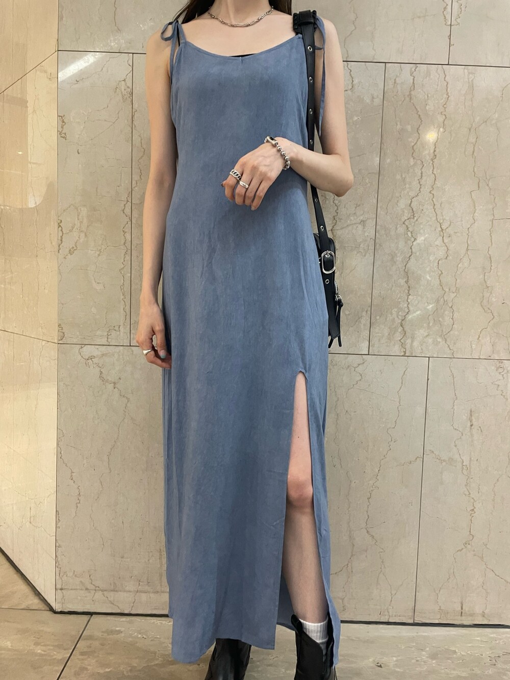 ブルー系のワンピース、ブラック系のショルダーバッグ、ブラック系のブーツを着用したレディースの夏コーディネートの6枚目の写真