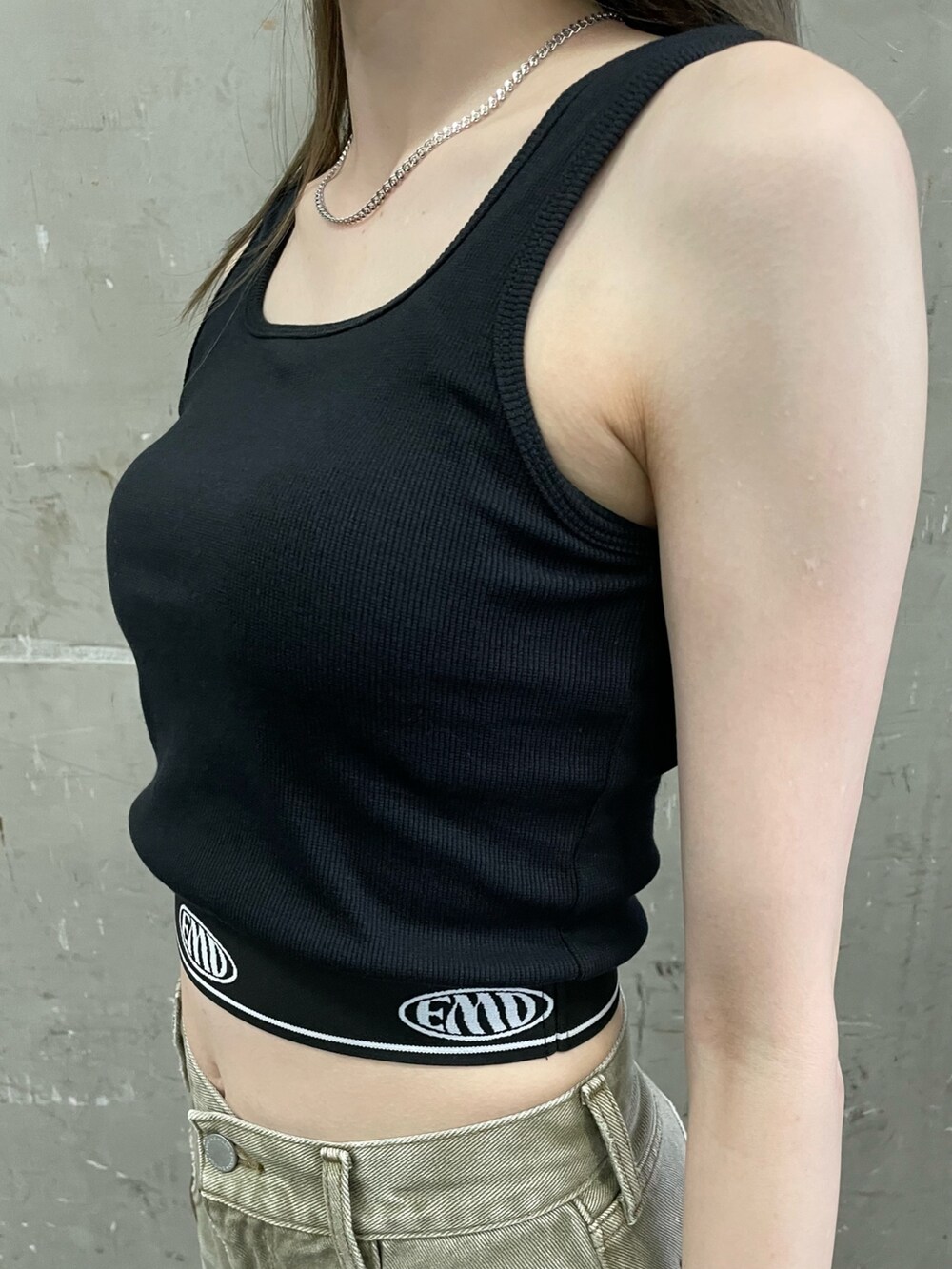 ブラック系のブーツ、ベージュ系のデニムパンツ、その他のサングラスを着用したレディースの夏コーディネートの7枚目の写真