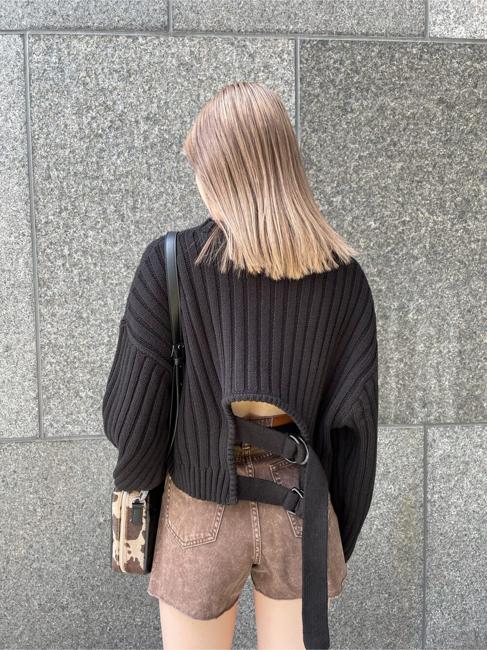 その他のハンドバッグ、ブラウン系のデニムパンツ、ブラック系のニット/セーターを着用したレディースの秋コーディネートの4枚目の写真