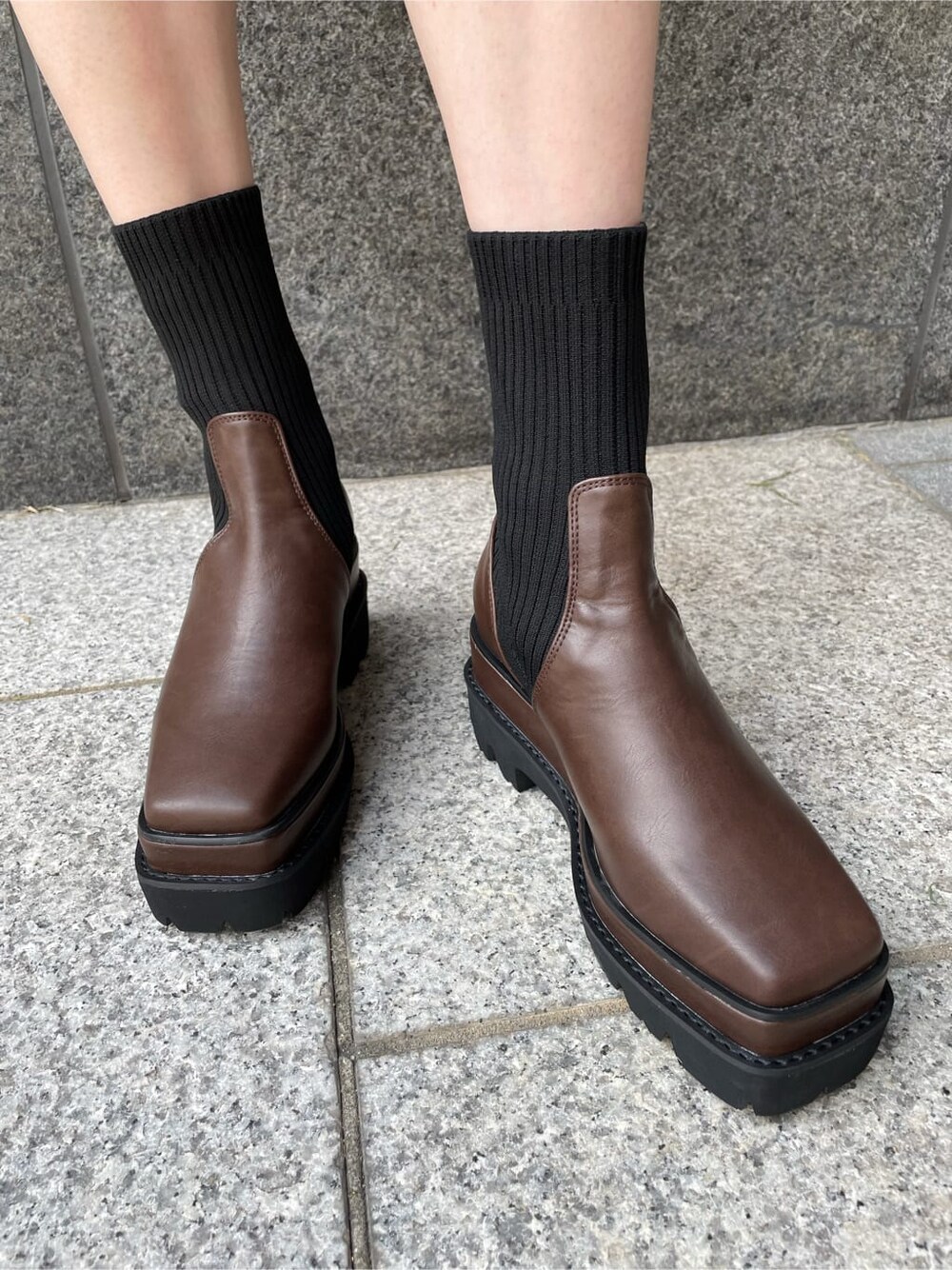 その他のハンドバッグ、ブラウン系のデニムパンツ、ブラック系のニット/セーターを着用したレディースの秋コーディネートの6枚目の写真