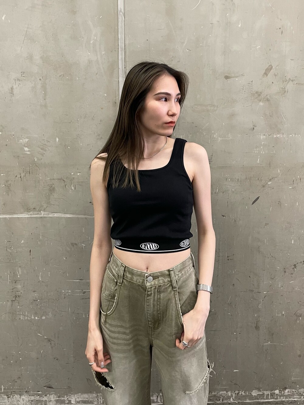 ブラック系のブーツ、ベージュ系のデニムパンツ、その他のサングラスを着用したレディースの夏コーディネートの4枚目の写真