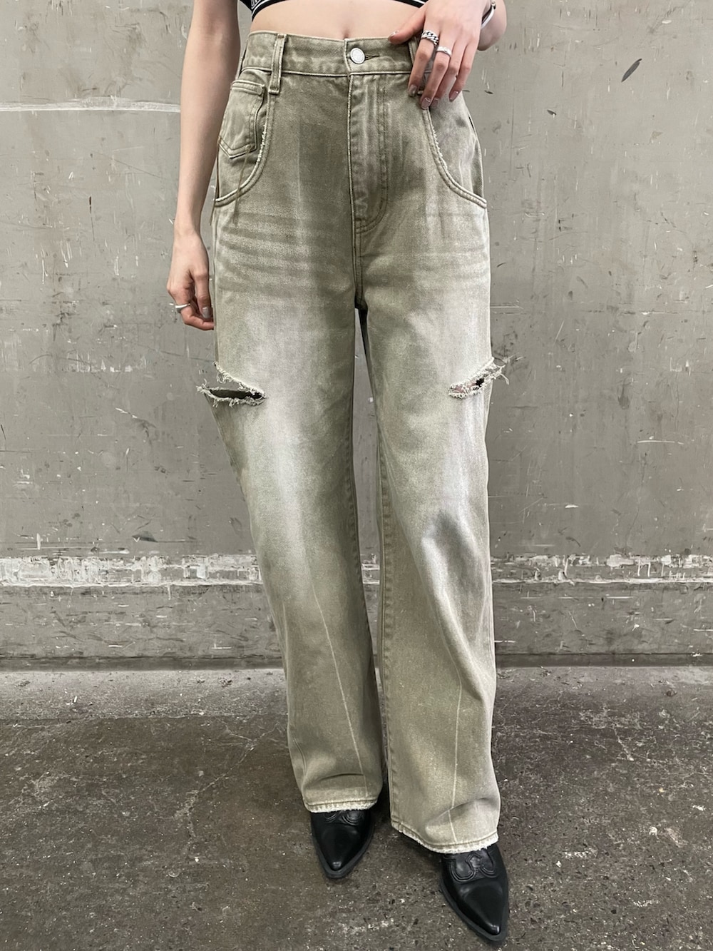 ブラック系のブーツ、ベージュ系のデニムパンツ、その他のサングラスを着用したレディースの夏コーディネートの5枚目の写真