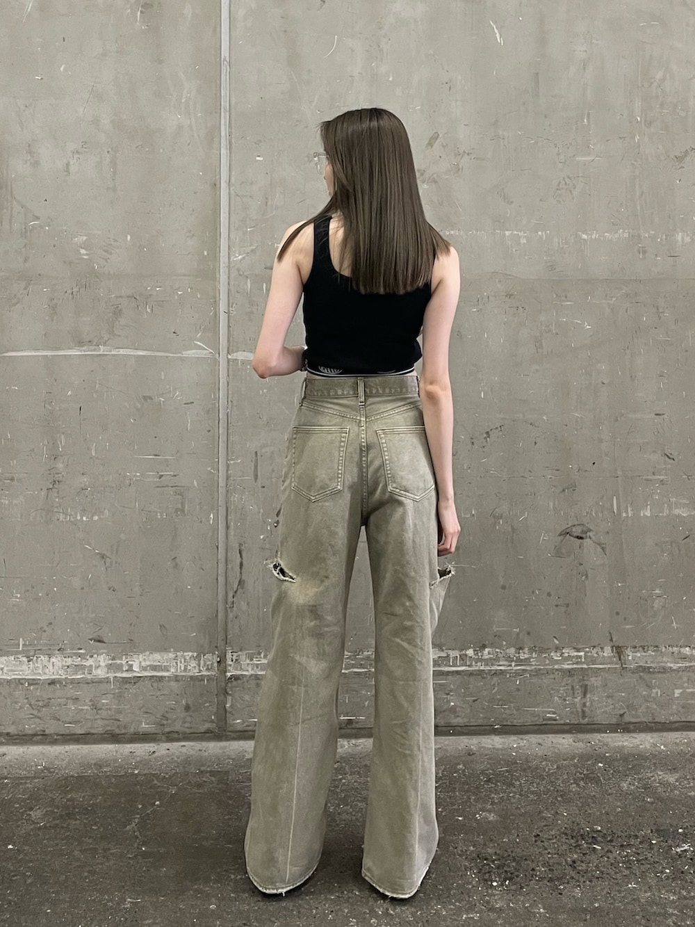 ブラック系のブーツ、ベージュ系のデニムパンツ、その他のサングラスを着用したレディースの夏コーディネートの3枚目の写真