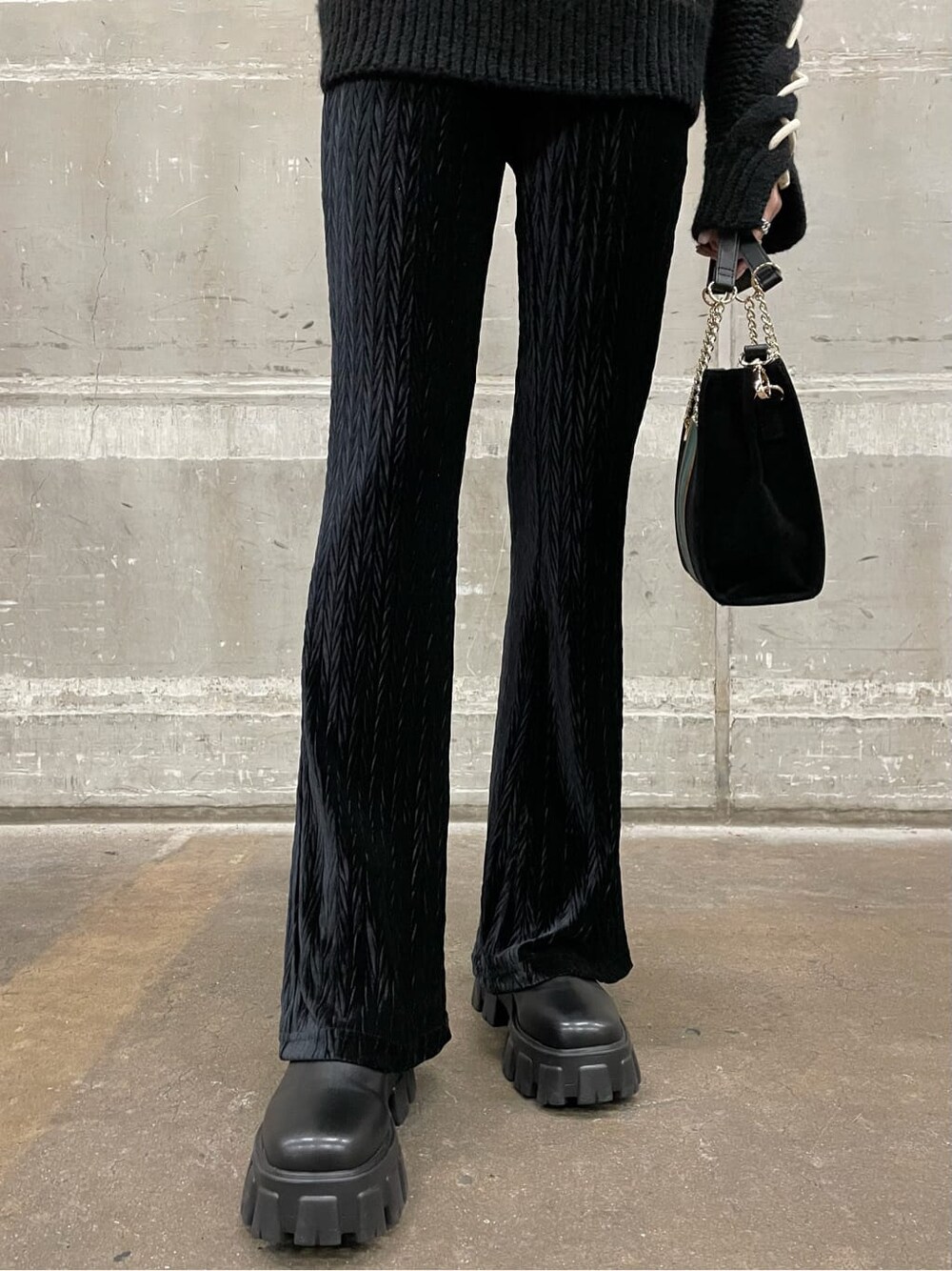 「シャークソール、エヴリス、ブラックコーデ、162センチ、EVRIS、ニット、フレアパンツ、162cm、バッグ、ブーツ、レースアップ、ハイネック」｜「EVRISのブロッキングフェイクスウェードショルダーBAG（ショルダーバッグ、ブラック系）」を使った、齊藤優花さん（レディース・162cm）の秋コーディネートの4枚目の写真