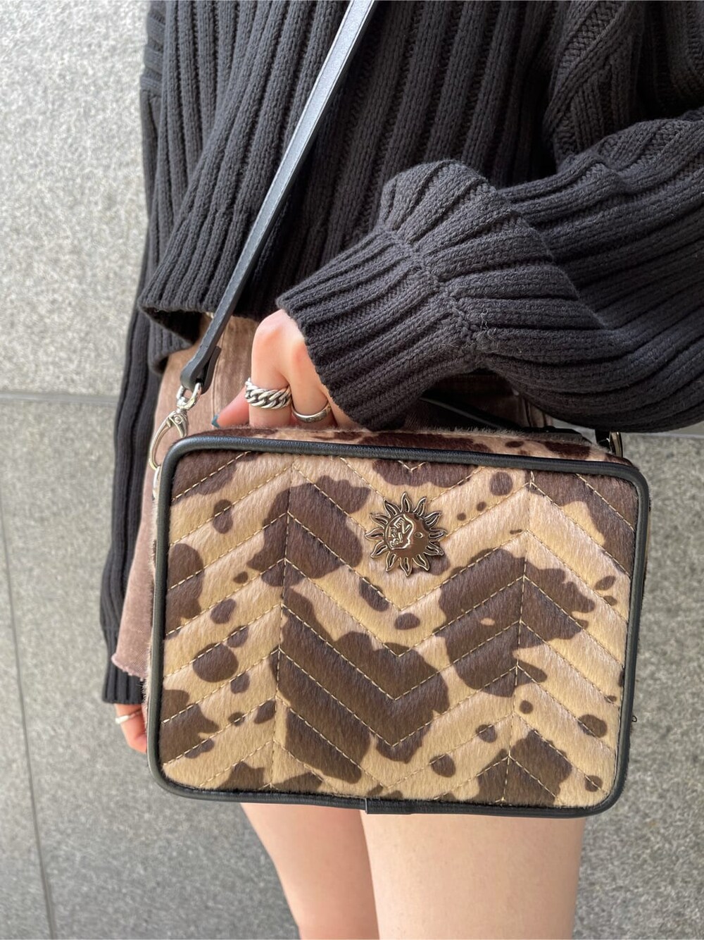 その他のハンドバッグ、ブラウン系のデニムパンツ、ブラック系のニット/セーターを着用したレディースの秋コーディネートの5枚目の写真