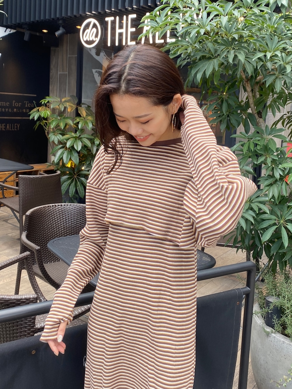 ブラウン系のワンピースを着用したレディースの冬コーディネートの5枚目の写真