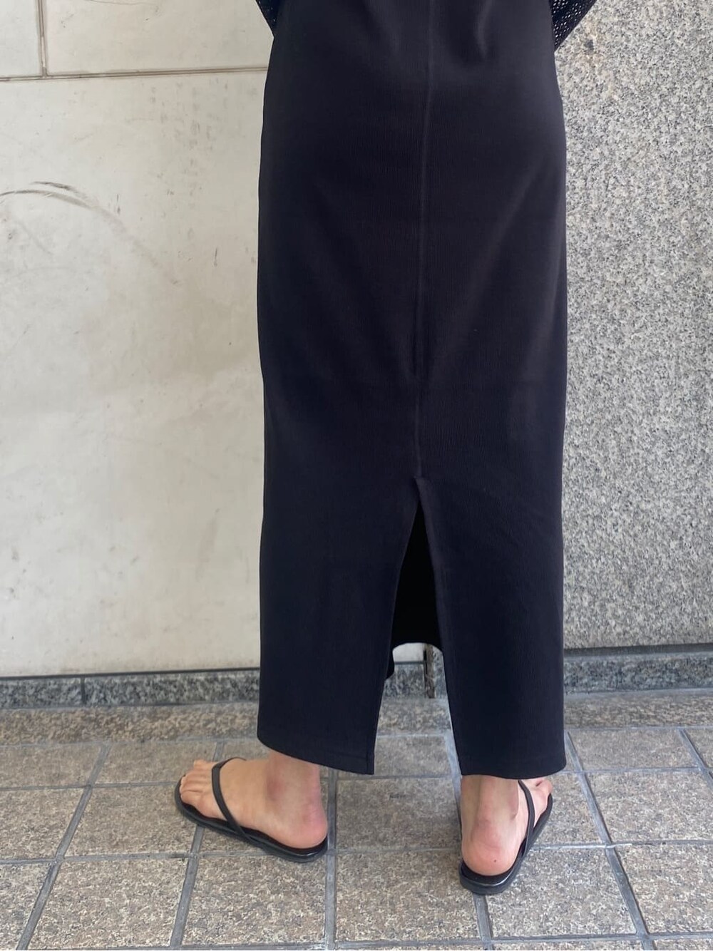 ブラック系のTシャツ/カットソー、ブラック系のワンピース、オレンジ系のハンドバッグを着用したレディースの春コーディネートの10枚目の写真