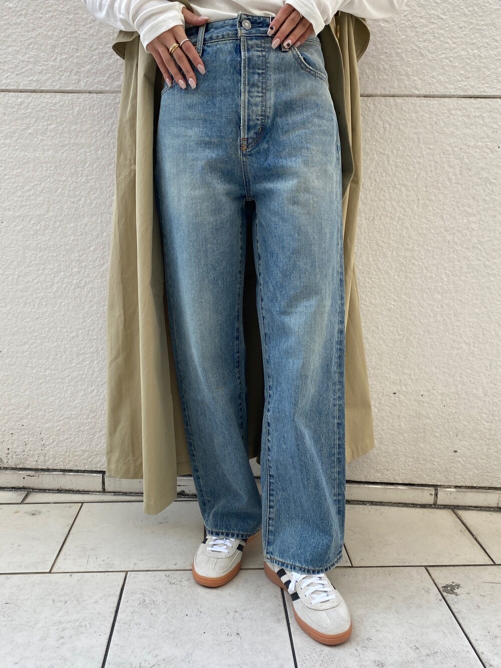 ベージュ系のその他アウター、ホワイト系のTシャツ/カットソー、ブルー系のデニムパンツを着用したレディースの冬コーディネートの5枚目の写真