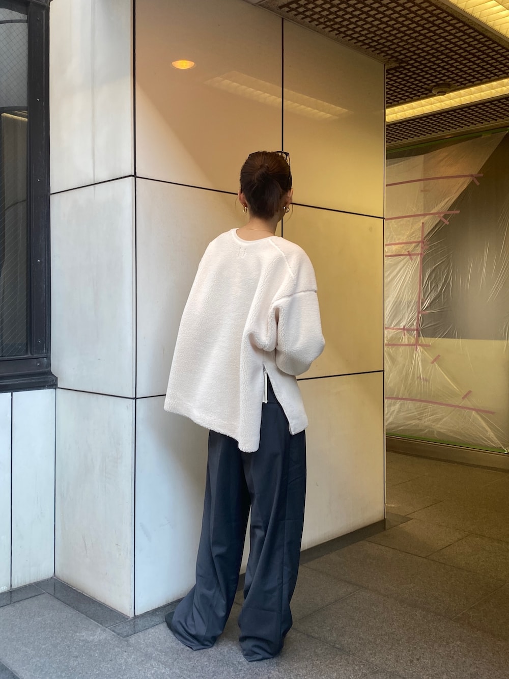 ホワイト系のTシャツ/カットソー、グレー系のその他パンツを着用したレディースの秋コーディネートの3枚目の写真