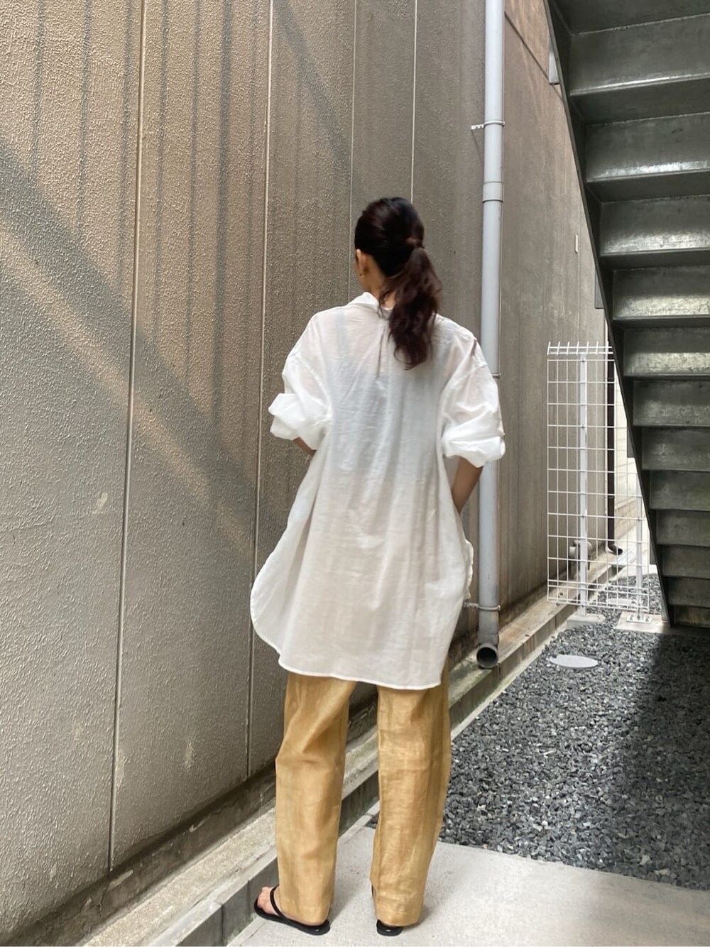 ホワイト系のシャツ/ブラウス、ブラウン系のその他パンツを着用したレディースの春コーディネートの2枚目の写真