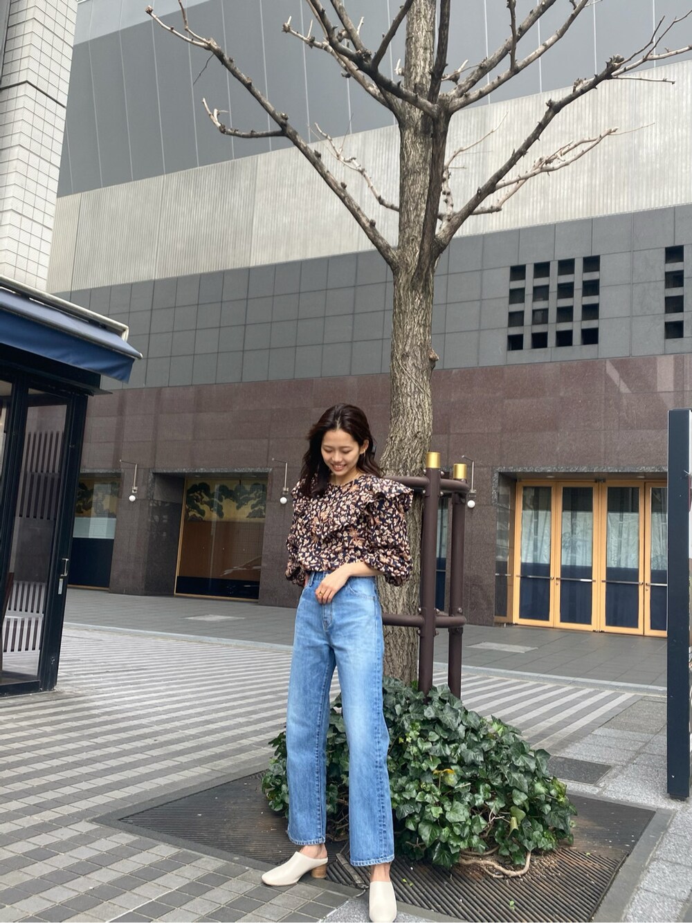 ブルー系のデニムパンツ、ブルー系のシャツ/ブラウス、ホワイト系のサンダルを着用したレディースの春コーディネートの3枚目の写真