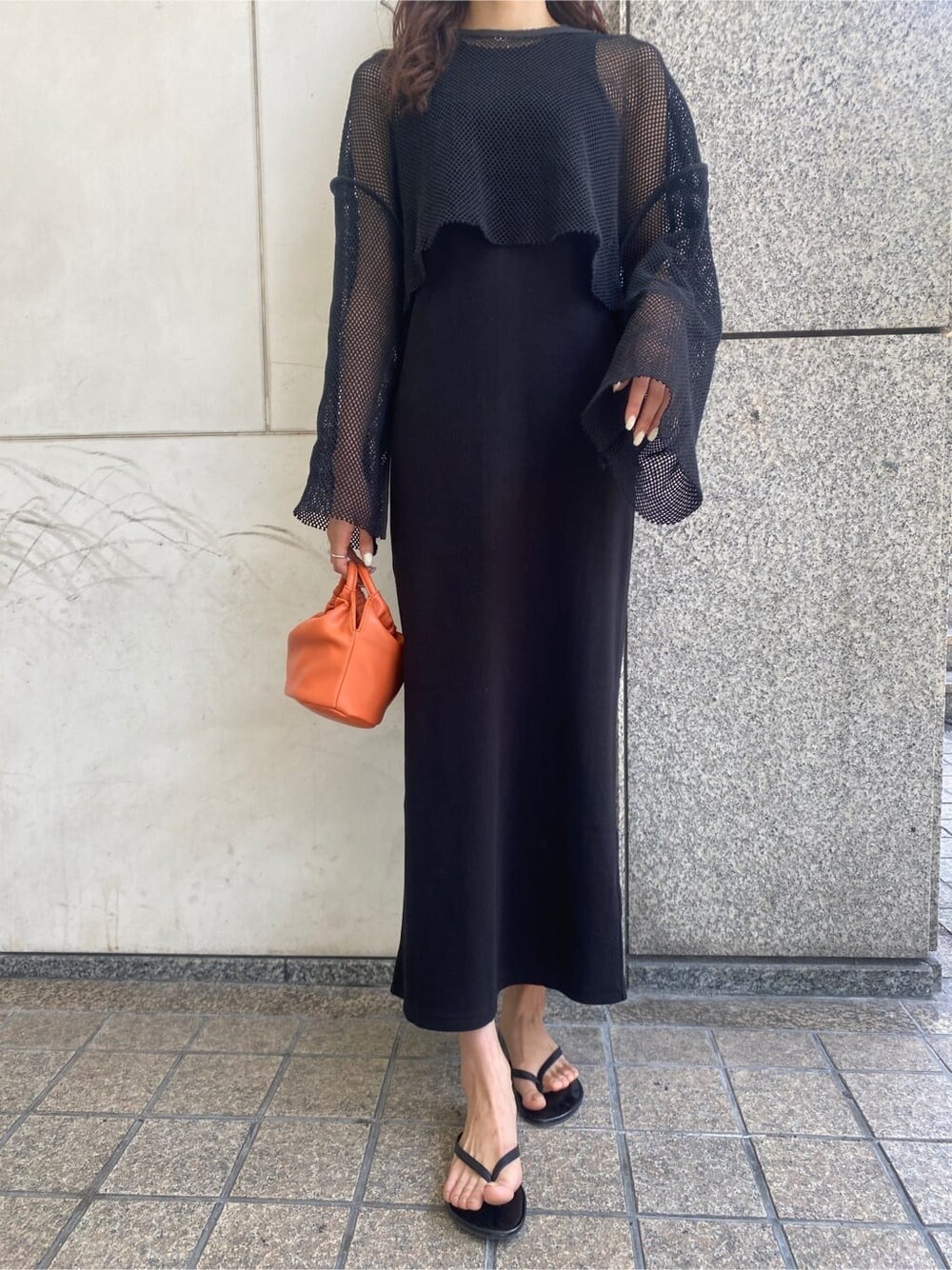 ブラック系のTシャツ/カットソー、ブラック系のワンピース、オレンジ系のハンドバッグを着用したレディースの春コーディネートの9枚目の写真