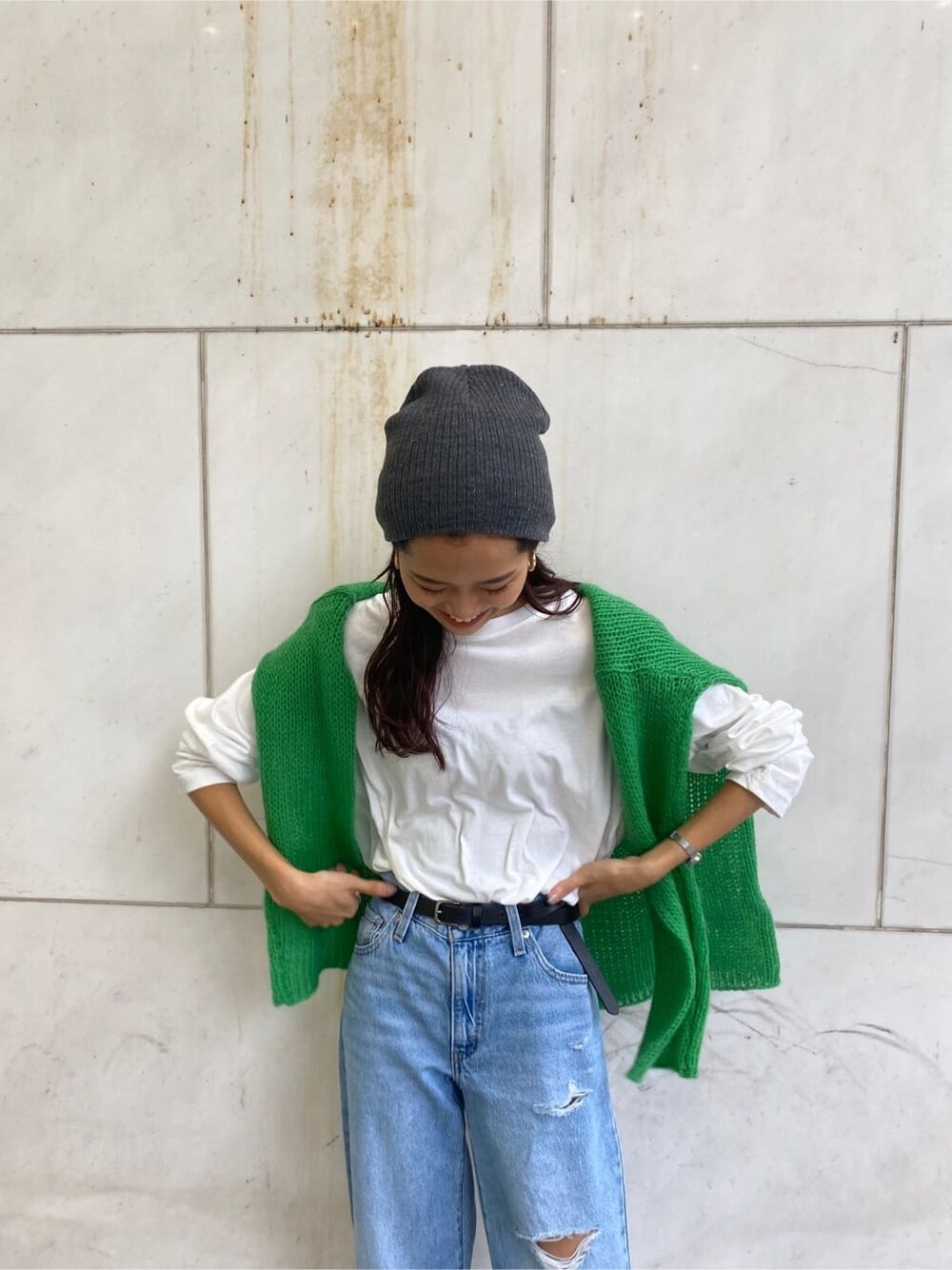 ホワイト系のTシャツ/カットソー、グリーン系のニット/セーター、ブラック系のベルトを着用したレディースの秋コーディネートの5枚目の写真