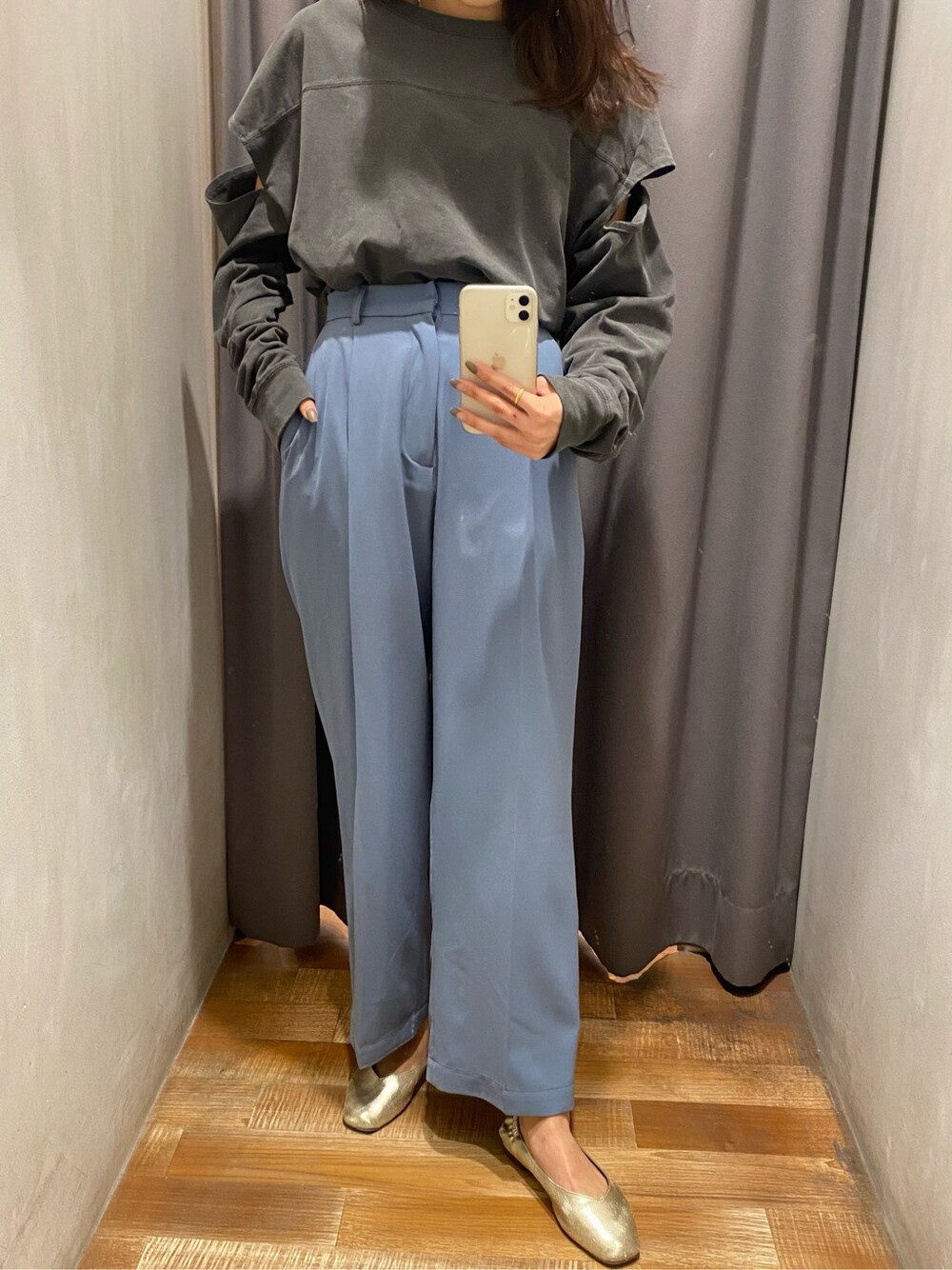 ブルー系のその他パンツ、シルバー系のネックレスを着用したレディースの冬コーディネートの3枚目の写真