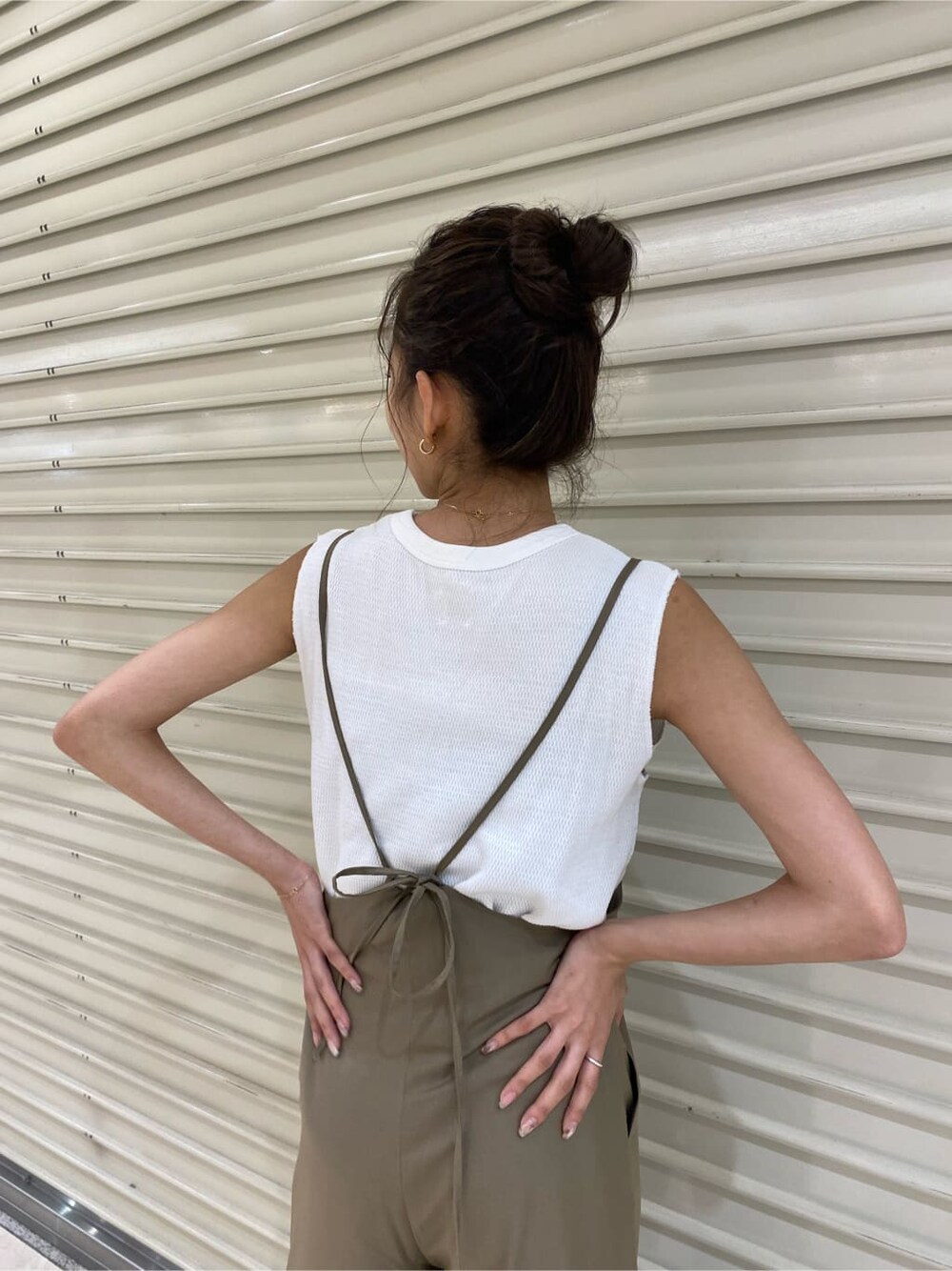 ホワイト系のタンクトップ、ベージュ系のつなぎ/オールインワン、ブラック系のサンダルを着用したレディースの夏コーディネートの5枚目の写真