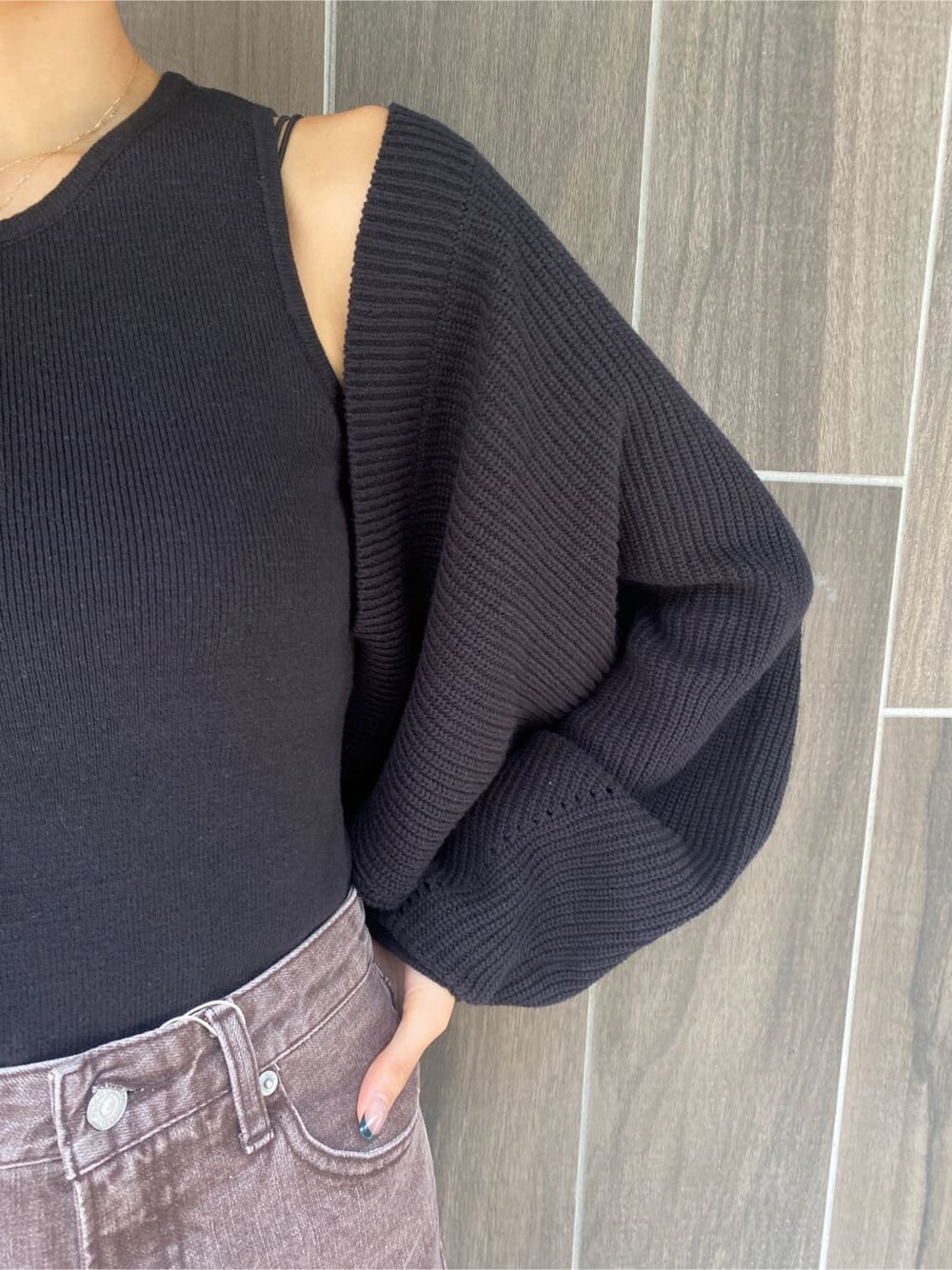 ブラック系のブーツ、ブラウン系のデニムパンツ、ブラック系のカーディガン/ボレロを着用したレディースの秋コーディネートの5枚目の写真