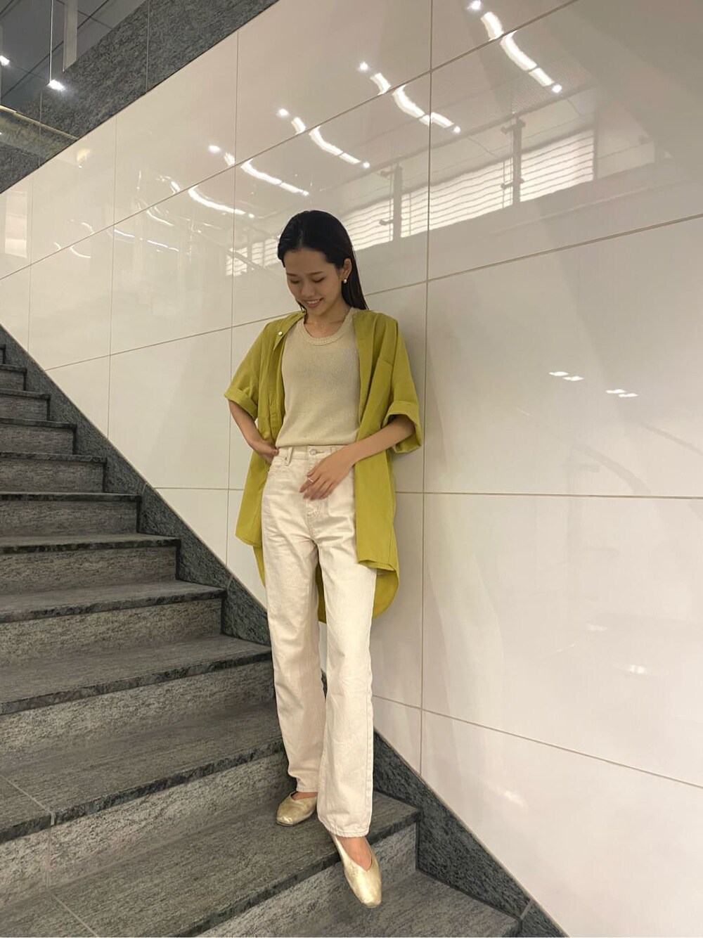 ホワイト系のデニムパンツ、グリーン系のシャツ/ブラウス、ホワイト系のタンクトップを着用したレディースの夏コーディネートの2枚目の写真