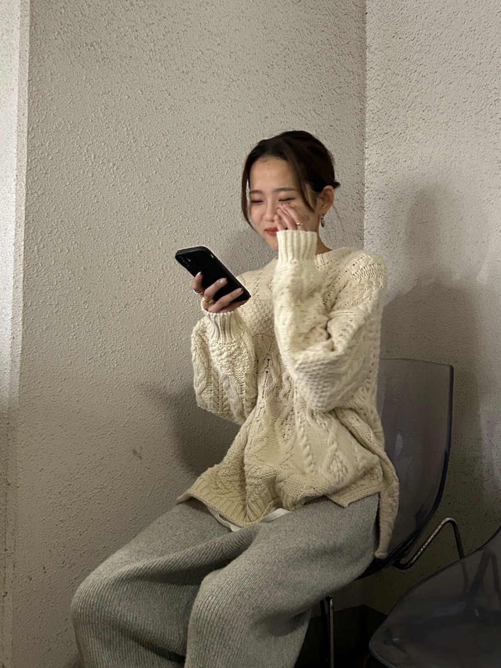 ホワイト系のニット/セーター、ホワイト系のTシャツ/カットソーを着用したレディースの冬コーディネートの2枚目の写真