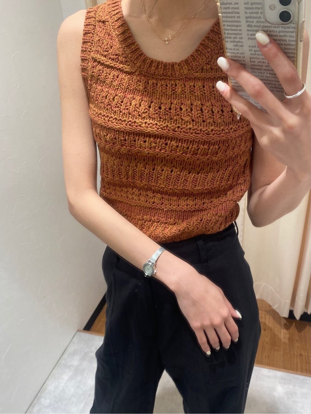 ブラック系のその他パンツ、ブラウン系のニット/セーターを着用したレディースの春コーディネートの5枚目の写真