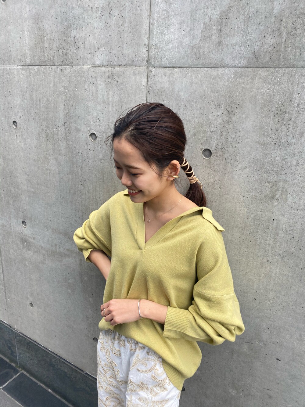 ホワイト系のその他パンツ、ホワイト系のその他シューズ、グリーン系のニット/セーターを着用したレディースの冬コーディネートの3枚目の写真