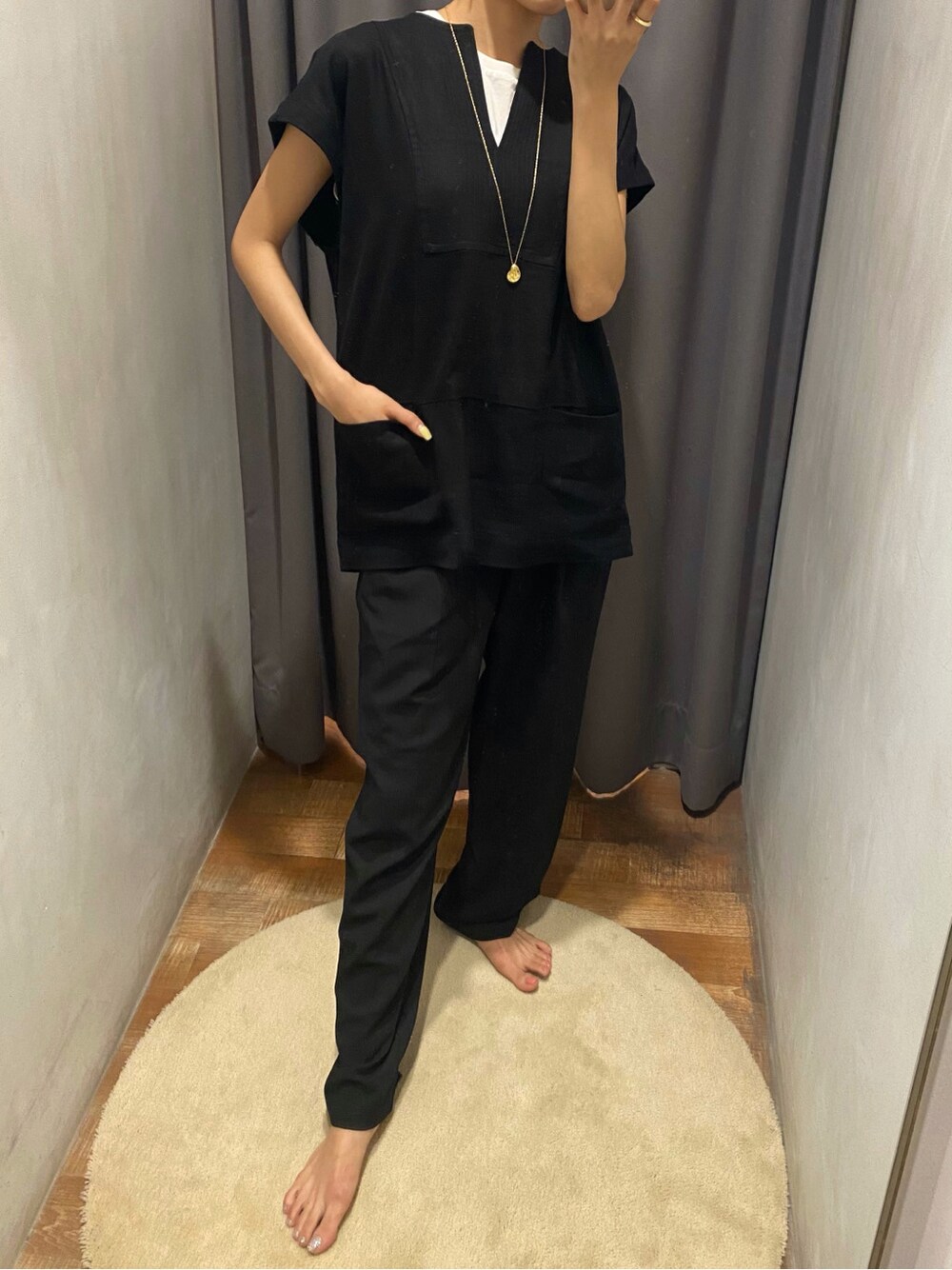 ホワイト系のタンクトップ、ブラック系のその他パンツ、ブラック系のシャツ/ブラウスを着用したレディースの春コーディネートの3枚目の写真