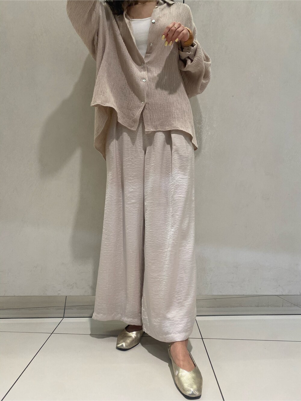 ブラウン系のシャツ/ブラウス、ベージュ系のその他パンツ、ホワイト系のインナーウェア/肌着を着用したレディースの春コーディネートの2枚目の写真