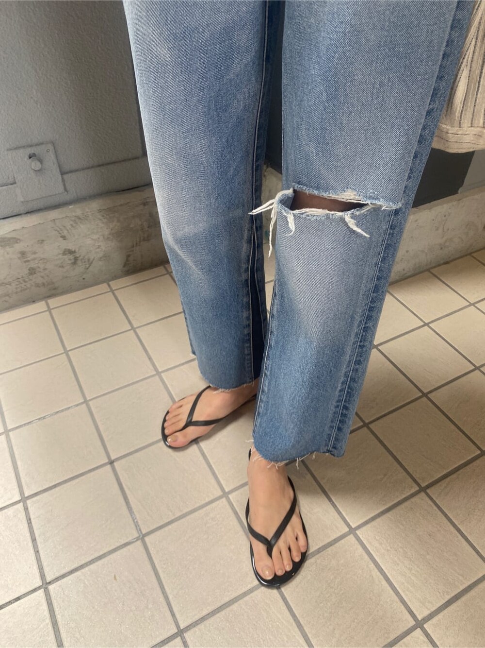 ブルー系のデニムパンツ、その他のハンドバッグ、ブラック系のタンクトップを着用したレディースの春コーディネートの7枚目の写真