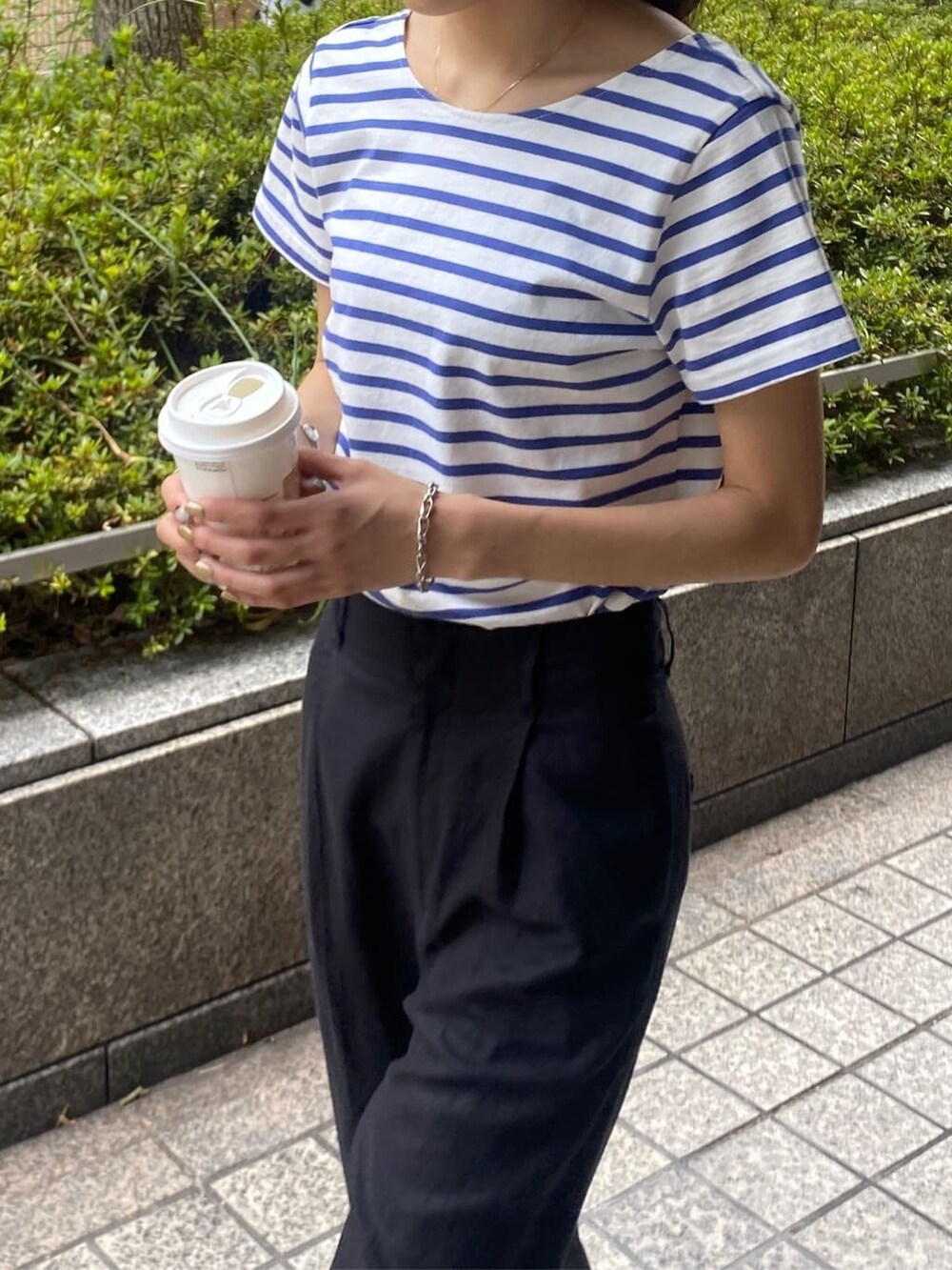ブラック系のその他パンツ、ブルー系のTシャツ/カットソーを着用したレディースの夏コーディネートの4枚目の写真