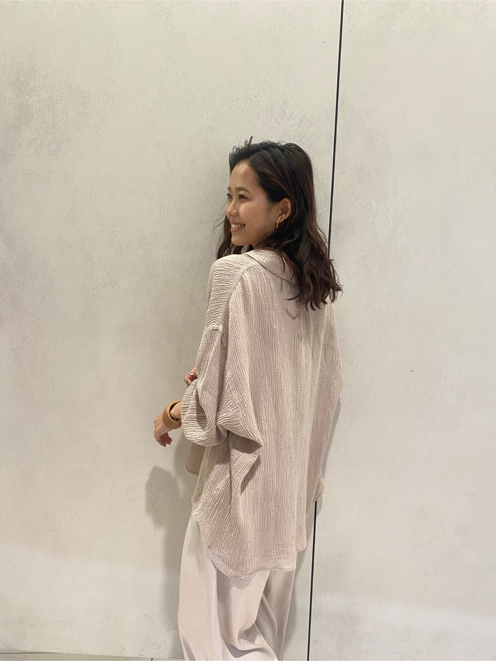 ブラウン系のシャツ/ブラウス、ベージュ系のその他パンツ、ホワイト系のインナーウェア/肌着を着用したレディースの春コーディネートの5枚目の写真