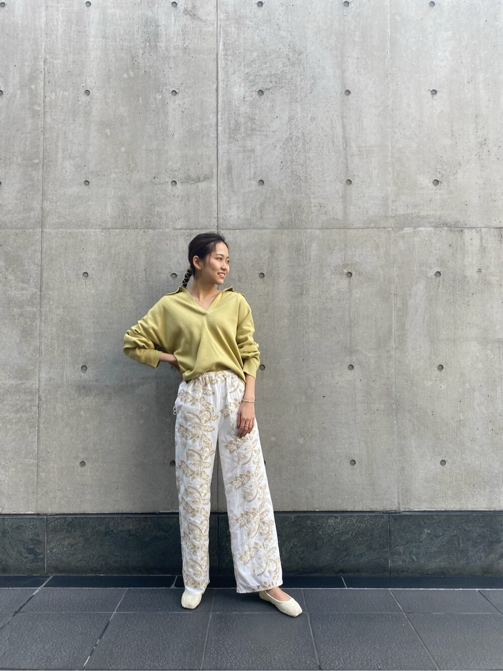 ホワイト系のその他パンツ、ホワイト系のその他シューズ、グリーン系のニット/セーターを着用したレディースの冬コーディネートの4枚目の写真