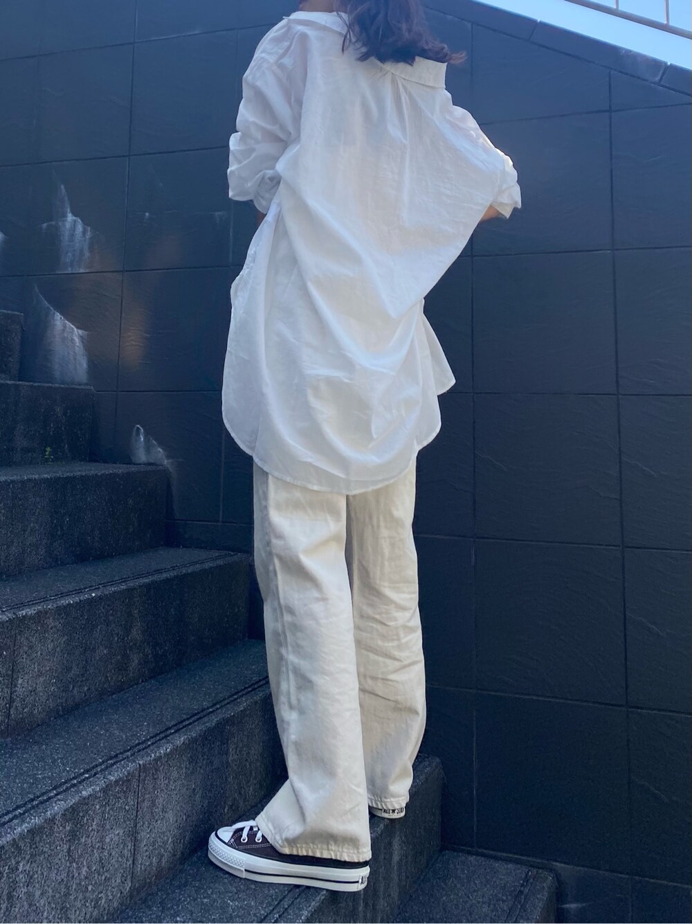 ホワイト系のつなぎ/オールインワン、ホワイト系のシャツ/ブラウスを着用したレディースの春コーディネートの3枚目の写真