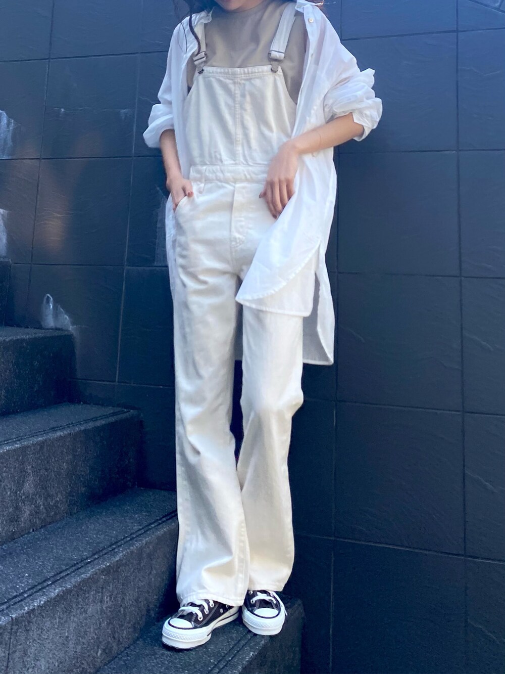 ホワイト系のつなぎ/オールインワン、ホワイト系のシャツ/ブラウスを着用したレディースの春コーディネートの2枚目の写真