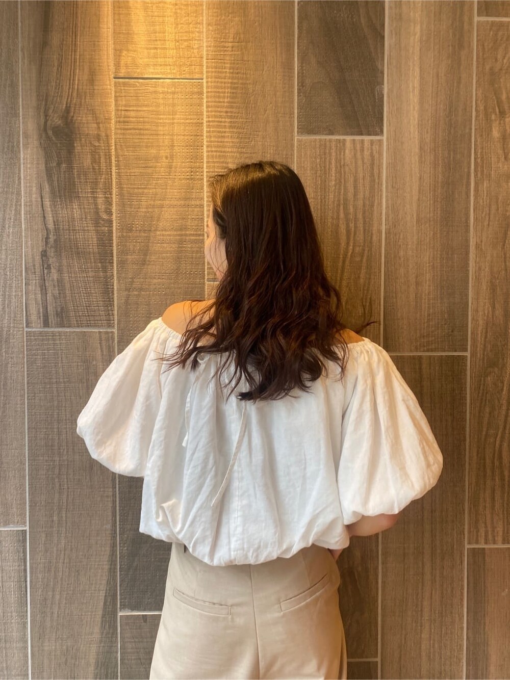 ホワイト系のサンダル、ベージュ系のその他パンツ、ホワイト系のシャツ/ブラウスを着用したレディースの春コーディネートの5枚目の写真