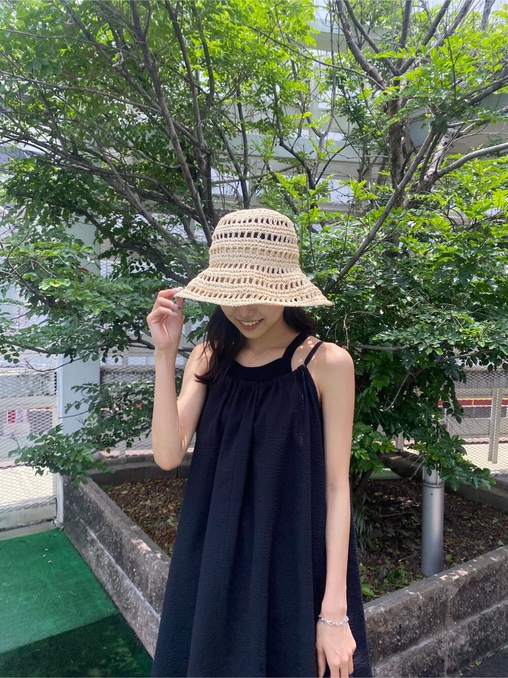 ブラック系のサンダル、ブラック系のワンピース、ブラック系のタンクトップを着用したレディースの夏コーディネートの4枚目の写真