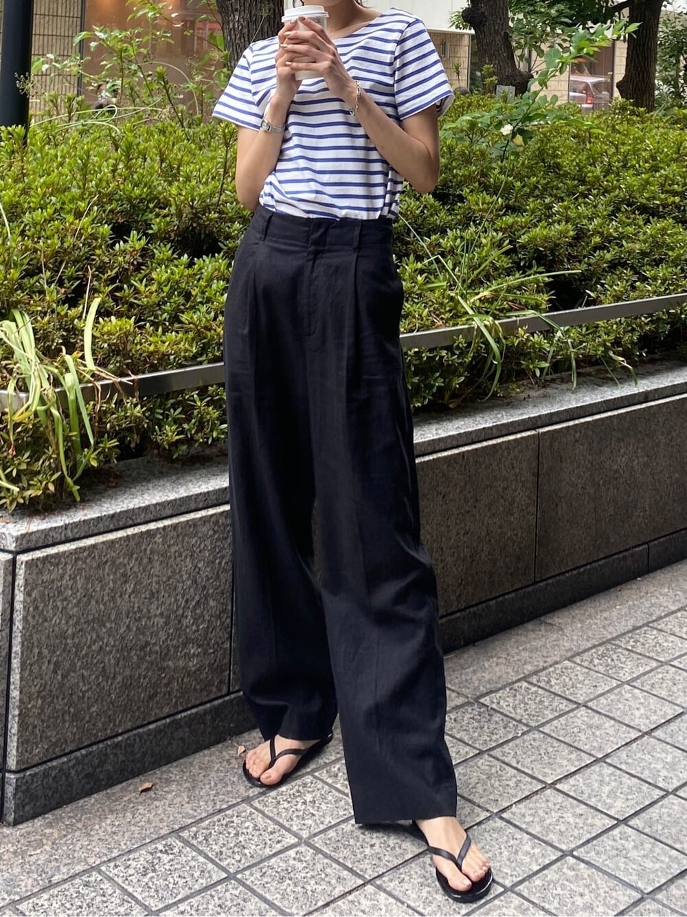 ブラック系のその他パンツ、ブルー系のTシャツ/カットソーを着用したレディースの夏コーディネートの3枚目の写真