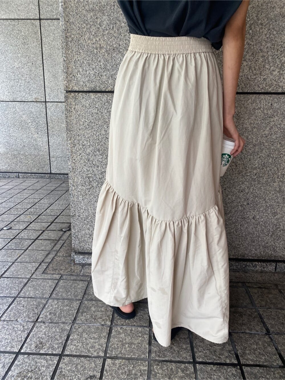 ホワイト系のスカート、グレー系のタンクトップを着用したレディースの夏コーディネートの7枚目の写真