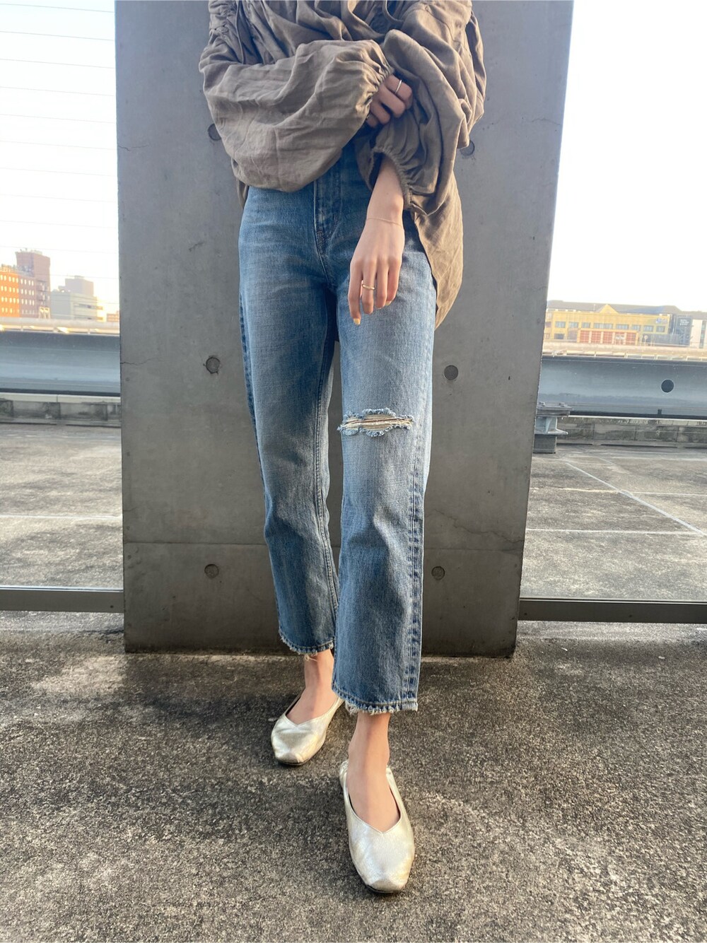 ベージュ系のシャツ/ブラウス、ブルー系のデニムパンツ、ベージュ系のハットを着用したレディースの春コーディネートの6枚目の写真