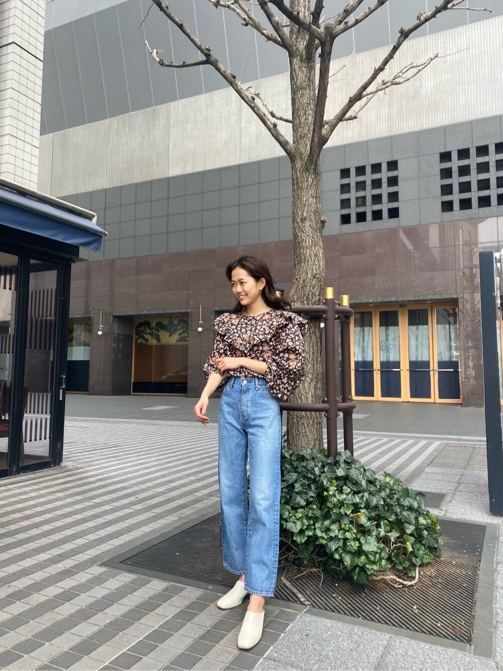 ブルー系のデニムパンツ、ブルー系のシャツ/ブラウス、ホワイト系のサンダルを着用したレディースの春コーディネートの4枚目の写真