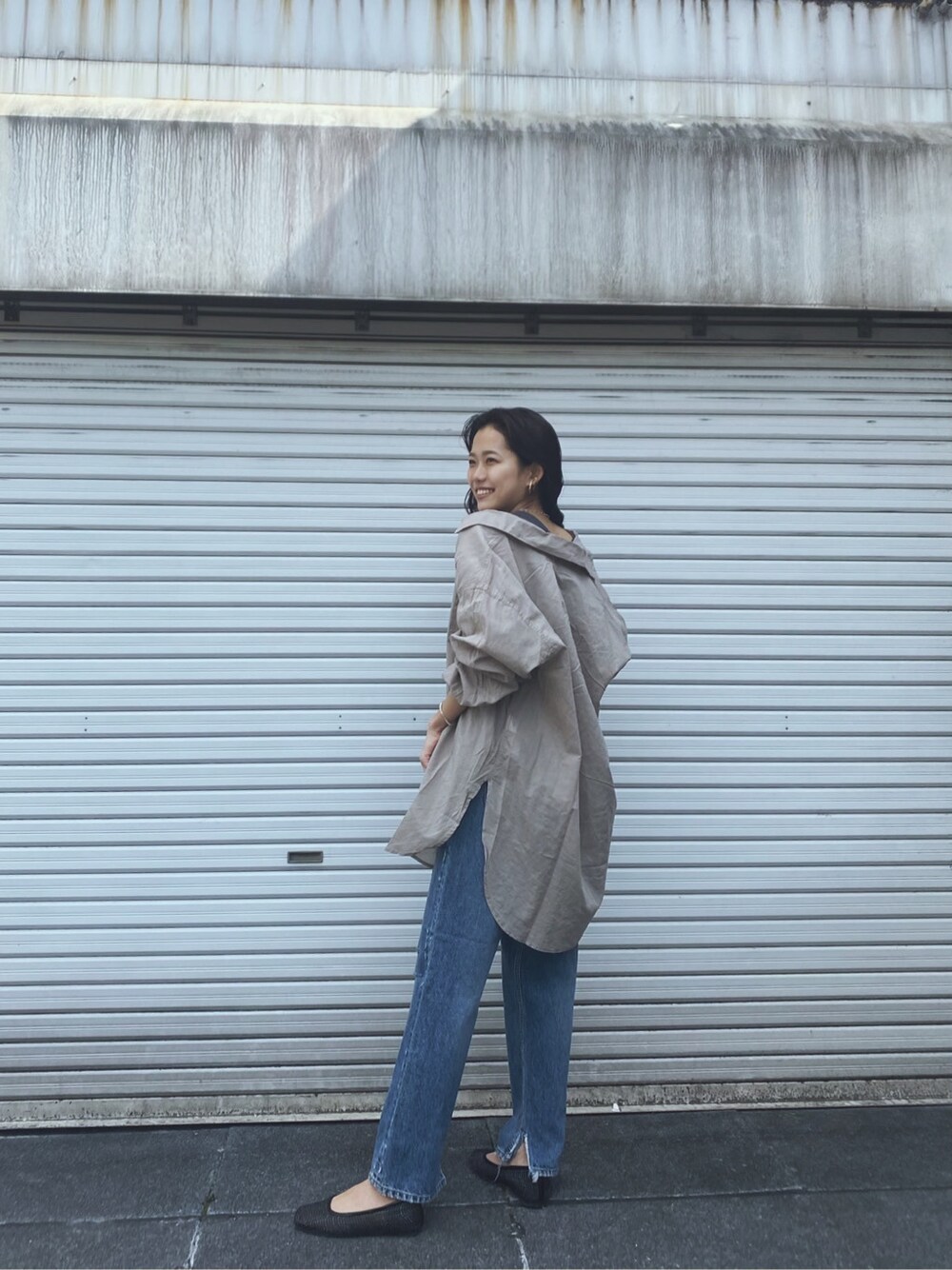 グレー系のシャツ/ブラウス、グレー系のタンクトップ、ブラック系のその他シューズを着用したレディースの春コーディネートの4枚目の写真