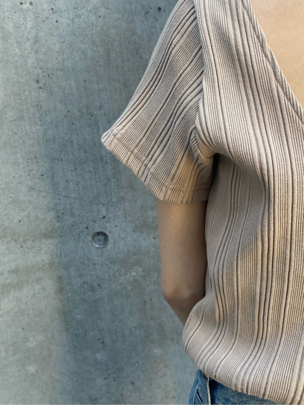 ブルー系のデニムパンツ、ベージュ系のTシャツ/カットソー、ベージュ系のハットを着用したレディースの春コーディネートの4枚目の写真