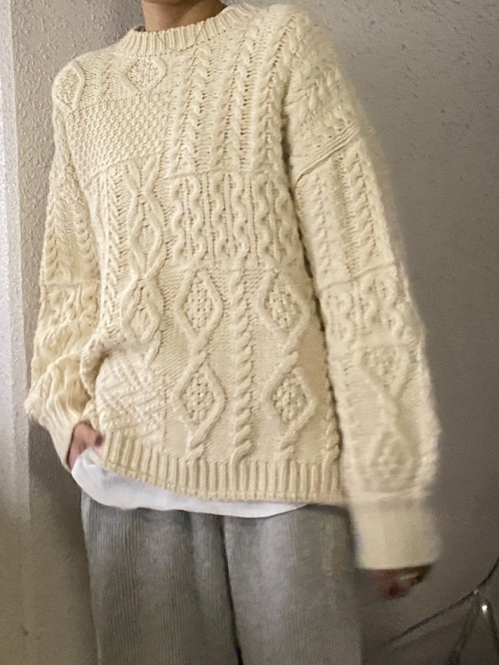 ホワイト系のニット/セーター、ホワイト系のTシャツ/カットソーを着用したレディースの冬コーディネートの4枚目の写真