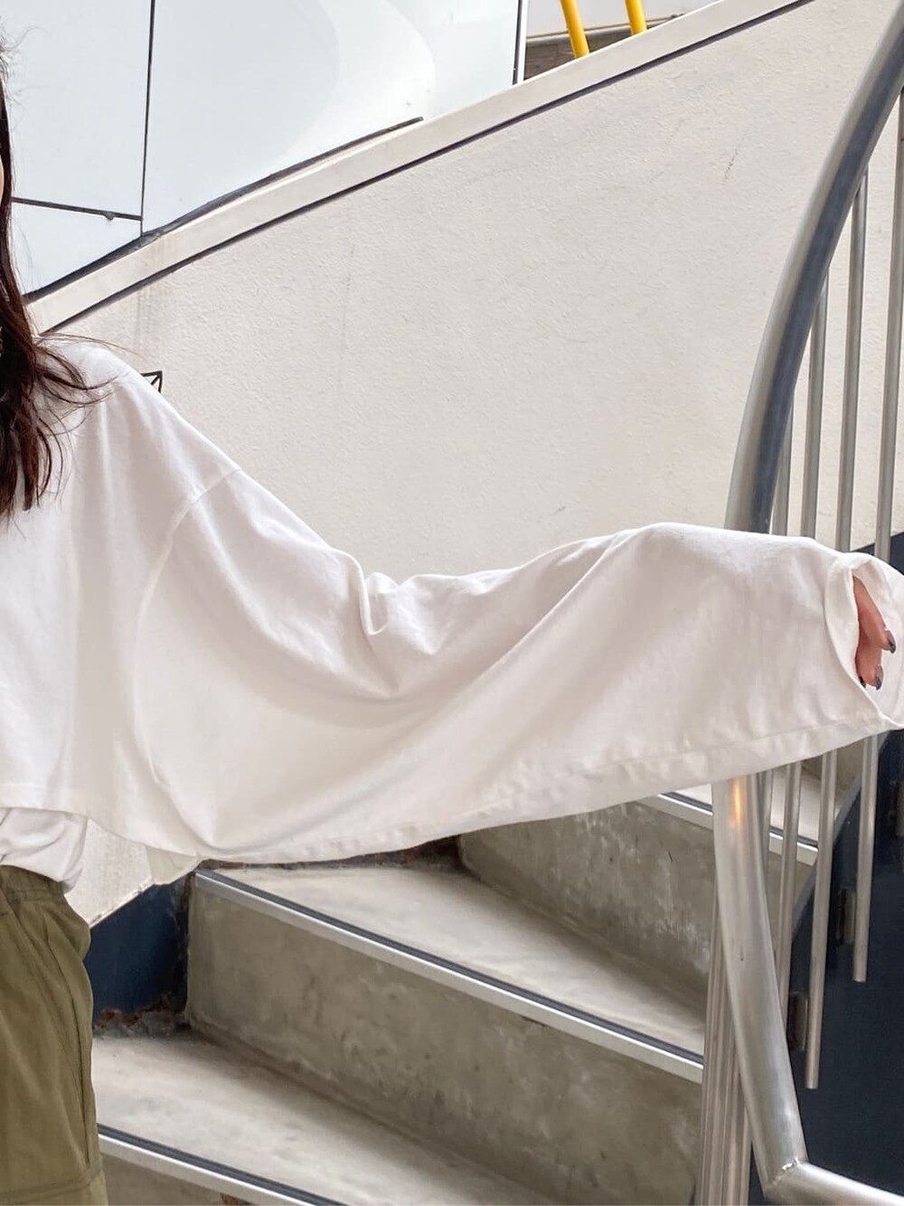 ホワイト系のTシャツ/カットソー、ベージュ系のスカートを着用したレディースの夏コーディネートの5枚目の写真